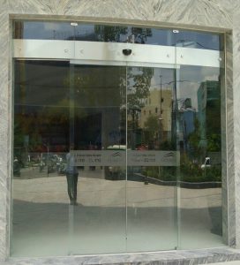 cửa lùa cong mặt tiền trung tâm thương mại plaza