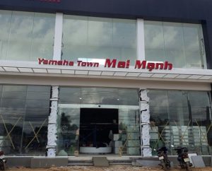 cửa kính lùa 2 cánh showroom yamaha