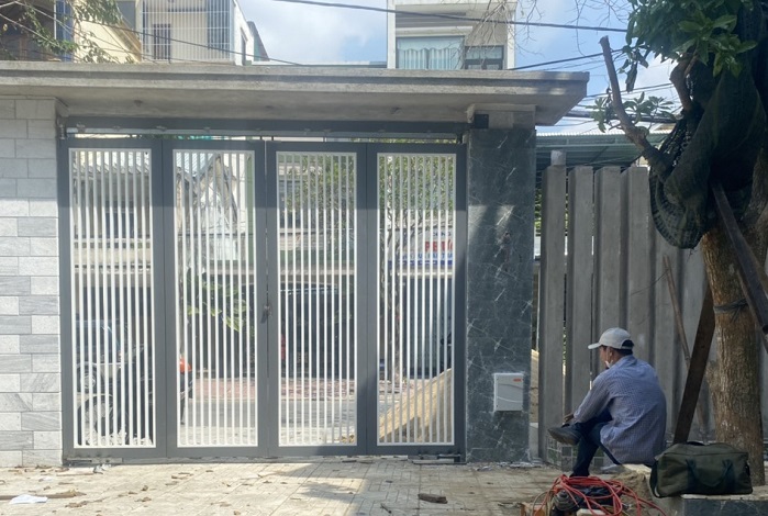 Cửa cổng gấp 4 cánh tự động âm sàn Quảng Ngãi