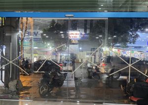 cửa kính lùa tự động showroom xe máy