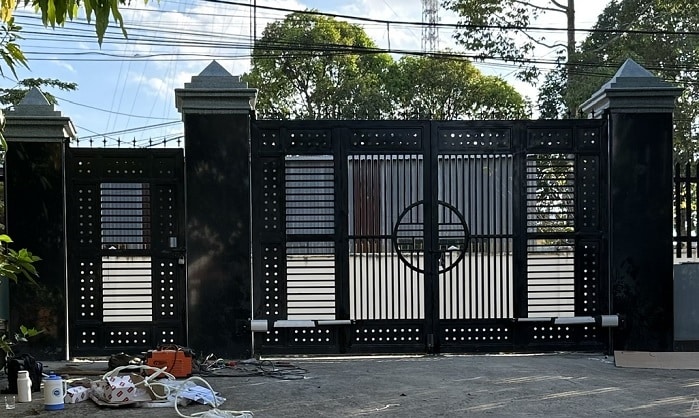 Đặc điểm cửa cổng được làm từ sắt thép